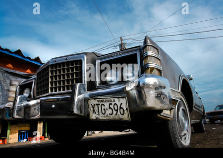 Eine amerikanische Oldtimer aus den 1970er Jahren auf dem Parkplatz stehen in Maracaibo, Venezuela. Stockfoto