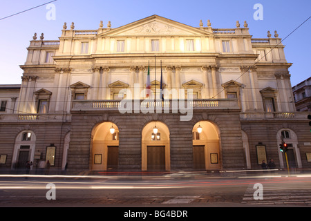 Teatro Alla Scala in der Abenddämmerung, Mailand, Lombardei, Italien, Europa Stockfoto