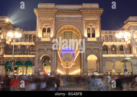 Galleria Vittorio Emanuele Eingang beleuchtet in der Abenddämmerung, Mailand, Lombardei, Italien, Europa Stockfoto