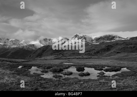 Mit Blick auf den Langdale Pikes und Nordwestgrat vom Gipfel des Silber Hower in der Nähe von Grasmere, Lake District, Cumbria Stockfoto