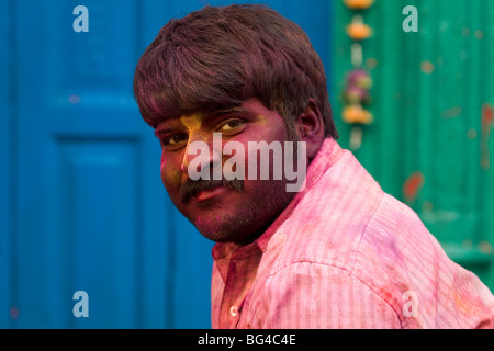 Ein indischer Mann genießt Holi im Bereich Paharganj in Delhi. Holi ist "The Festival of Colour" bezeichnet. Stockfoto