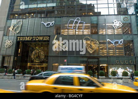 Die Gucci-Store auf der Fifth Avenue im Trump Tower in New York dekoriert für Weihnachten Stockfoto