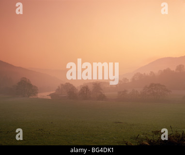 MISTY WYE VALLEY BEI SONNENUNTERGANG IN DER NÄHE VON BIGSWEIR BRÜCKE IM WINTER MONMOUTHSHIRE/GLOS GRENZE Stockfoto