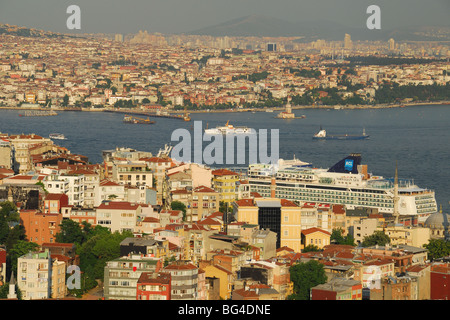 ISTANBUL, TÜRKEI. Ein Abend-Blick über die Dächer von Beyoglu auf den Bosporus und darüber hinaus auf dem asiatischen Ufer der Stadt. 2009. Stockfoto