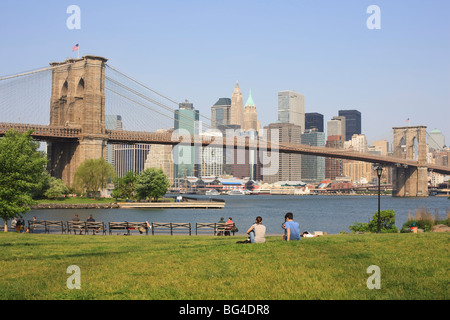 Manhattan und die Brooklyn Bridge von Empire-Fulton Ferry State Park, New York, Vereinigte Staaten von Amerika, Nordamerika Stockfoto