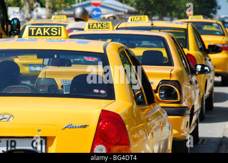 ISTANBUL, TÜRKEI. Eine Reihe von Taxis am einen Rang in Kadiköy. 2009. Stockfoto