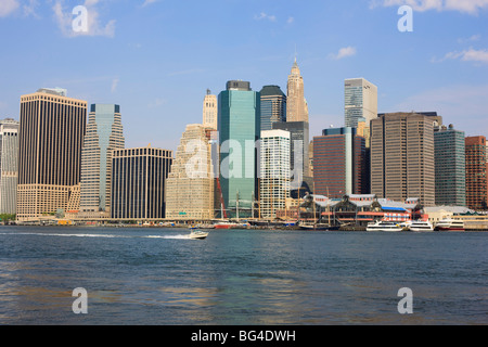 Lower Manhattan Skyline und South Street Seaport über den East River, New York City, New York, Vereinigte Staaten von Amerika Stockfoto