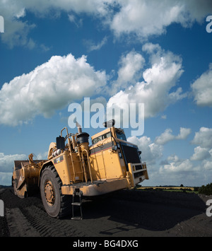 Bagger und Grader Maschine auf Kohle Abfälle im Kraftwerk, UK. Stockfoto