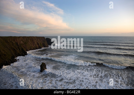 Stürmische Ballydowane Cove, der Kupfer-Küste, Grafschaft Waterford, Irland Stockfoto