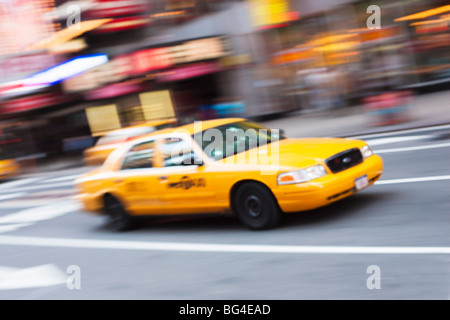 Taxis in Midtown, Times Square Manhattan, New York City, New York, Vereinigte Staaten von Amerika, Nordamerika Stockfoto