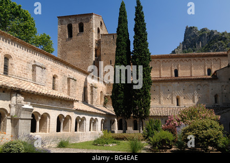 Kreuzgang und dem Innenhof der Abteikirche (c 11.), Saint-Guilhem-le-Désert, Hérault, Languedoc Roussillon, Frankreich Stockfoto