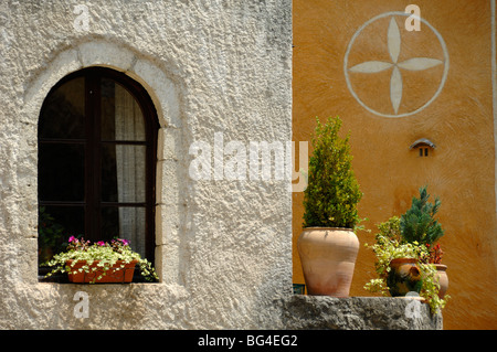 Ockerfarbene Fassade von Village House & Old Window, Saint-Guilhem-le-Désert, Hérault, Languedoc Roussillon, Frankreich Stockfoto