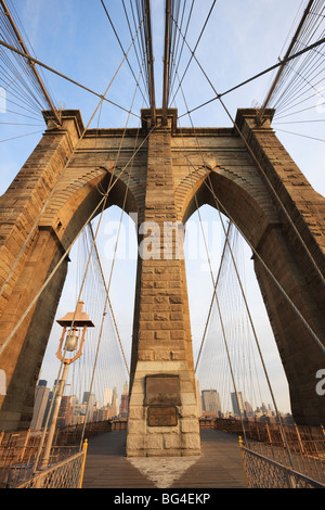 Frühmorgens am Brooklyn Bridge, New York City, New York, Vereinigte Staaten von Amerika, Nordamerika Stockfoto