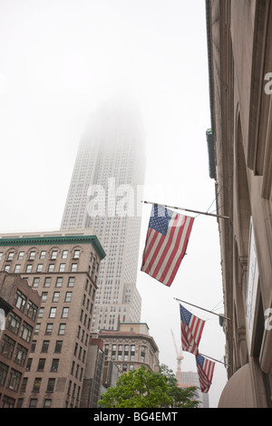 Broadway und Empire State Building, eingehüllt in Nebel, Manhattan, New York City, New York, Vereinigte Staaten von Amerika, Nordamerika Stockfoto