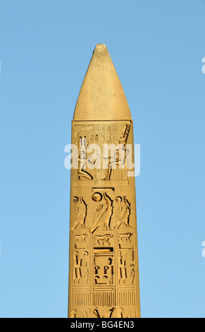 Roter Granitobelisk im Luxor Tempel von Theben, Ägypten Stockfoto