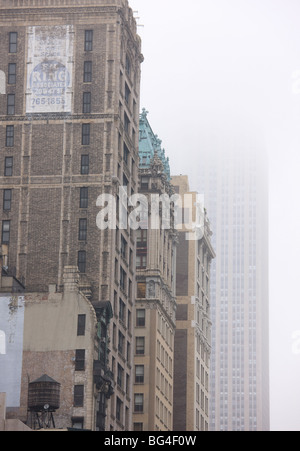 Broadway und Empire State Building, eingehüllt in Nebel, Manhattan, New York City, New York, Vereinigte Staaten von Amerika, Nordamerika Stockfoto
