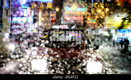 Taxis und Verkehr mit Leuchtreklamen durch Wassertropfen auf Bildschirm, Hong Kong, China, Asien Stockfoto