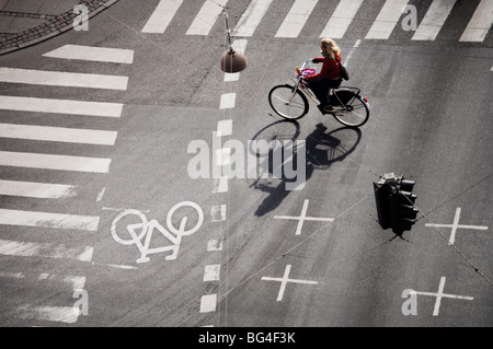 Mädchen auf dem Fahrrad am Scheideweg, Kopenhagen, Dänemark, Skandinavien, Europa Stockfoto