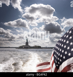 Ansicht der Statue of Liberty von hinten bot mit Stars And Stripes Flagge, New York, Vereinigte Staaten von Amerika, Nordamerika Stockfoto