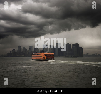 Staten Island Fähre Segeln in Richtung Manhattan, New York, Vereinigte Staaten von Amerika, Nordamerika Stockfoto