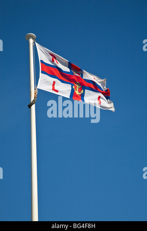 Flagge von der Royal National Lifeboat Institution vor blauem Himmel. Stockfoto