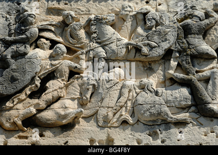 Römische und gallische Soldaten in der Kampfszene auf dem römischen Triumphbogen oder dem Triumphbogen von Orange, Orange, Provence, Frankreich Stockfoto
