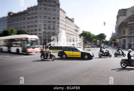 Mopeds, Taxi und Bus, Barcelona, Katalonien, Spanien, Europa Stockfoto