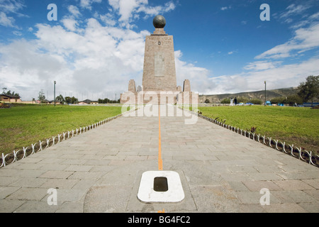 Westseite des 30m pyramidenförmige Denkmal Kennzeichnung der Äquator, La Mitad del Mundo, San Antonio, Provinz Pichincha, Ecuador Stockfoto