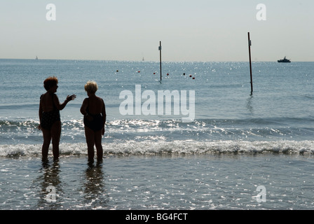 Venedig Lido Adriatisches Meer der öffentliche Strand. Zwei ältere Frauen plaudern allein im Meer, im Urlaub. Venedig Italien 2000er 2009 HOMER SYKES Stockfoto