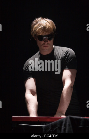 UDAPEST-Juli 24: Alec Empire führt auf der Bühne in SYMA Sport- und Veranstaltungszentrum Stadium Stockfoto