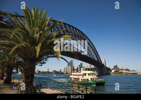 Die Harbour Bridge und eine Freundschaft, die First Fleet-Klasse von Sydney Fähren, Sydney, New South Wales, Australien Stockfoto