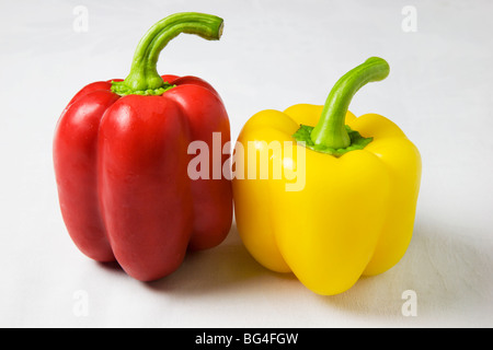 Rote und gelbe Paprika auf weißem Hintergrund Stockfoto