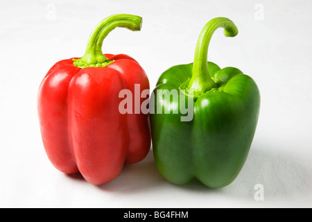 Rote und grüne Paprika auf weißem Hintergrund Stockfoto