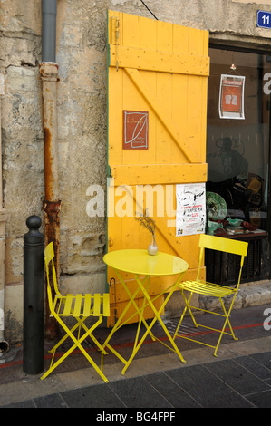 Gelbe Tischtür und Stühle vor dem Café oder Restaurant in der Altstadt von Le Panier, Marseille, Provence, Frankreich Stockfoto