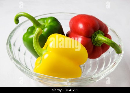 Rote gelbe und grüne Paprika in eine Glasschüssel Stockfoto