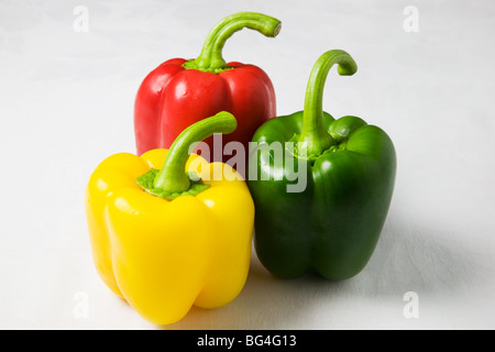 Rote gelbe und grüne Paprika auf weißem Hintergrund Stockfoto