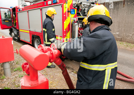 Feuerwehr Hydranten an Öl-Raffinerie Einstellung Stockfoto