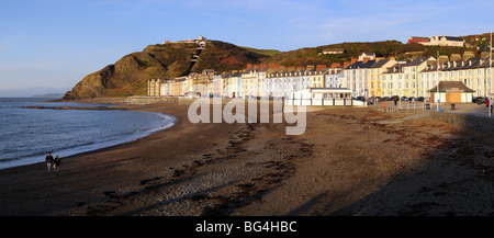 Aberystwyth des North Beach und die Promenade auf einer klaren Herbstnachmittag im November Stockfoto