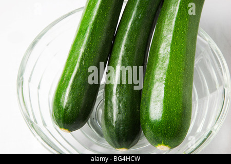 Drei Zucchini in eine Glasschüssel Stockfoto