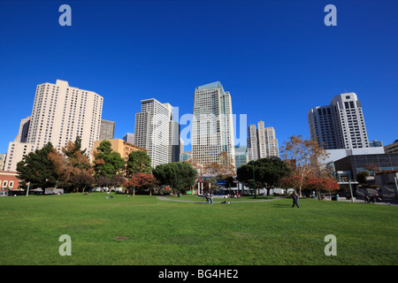 Die Skyline der Stadt vom Yerba Buena Park in San Francisco, Kalifornien, USA. Stockfoto