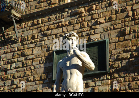 Das Rathaus oder der Palazzo Vecchio in der Piazza della Signoria, Florenz, Toskana, Italien, Kopie von Michelangelos David Stockfoto