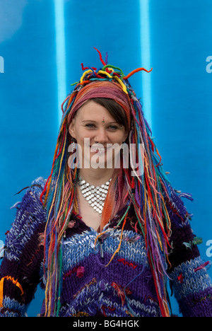 Lady-Hippie mit Multi coloriertes Haar Lächeln. VOLL-MODELL VERÖFFENTLICHT Stockfoto