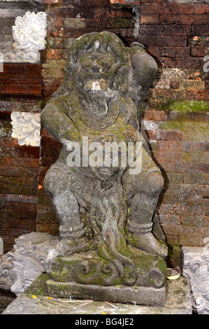 Statue am Feuerbestattung Tempel im Heiligen Monkey Sanctuary Wald in Ubud, Bali, Indonesien Stockfoto