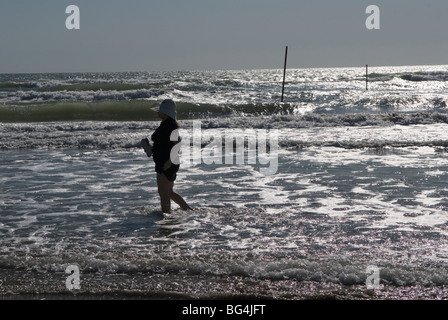 Venedig Italien Venedig Lido Adria der öffentliche Strand. Frau allein im Meer, Sonnenbaden zu vermeiden andere Menschen im Urlaub. 2000er HOMER SYKES Stockfoto