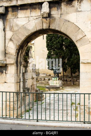 Altes Stadttor Porte d'Auguste und der Statue von Kaiser Augustus, Porte Arles, Nimes, Frankreich Stockfoto