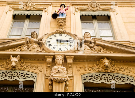 Detail der Jacquemart Bellringer und Uhr, Place de l'Hôtel de Ville, Nimes, Frankreich Stockfoto