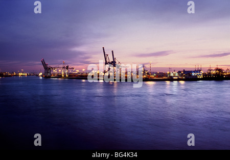 HHLA Tollerort Container-terminal in der Abenddämmerung in der deutschen Hafen Hamburg. Stockfoto