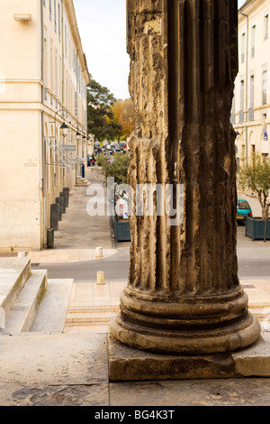 Detail einer Spalte des Maison Carree, eines antiken römischen Tempels, in Nimes, Frankreich Stockfoto