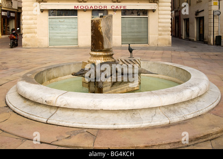 Brunnen mit Krokodil-Statue in der Stadt Nimes, Frankreich Stockfoto