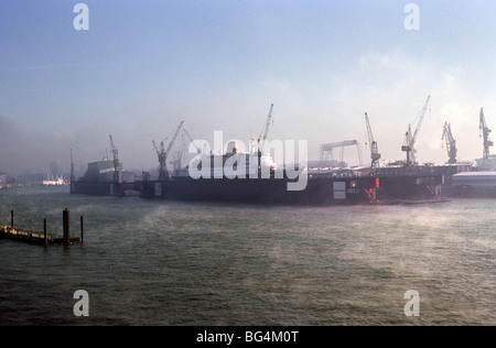 2. Dezember 2009 - Kreuzfahrtschiff, die Saga Ruby eingehüllt in Nebel bei Blohm & Voss Werft im Hamburger Hafen. Stockfoto